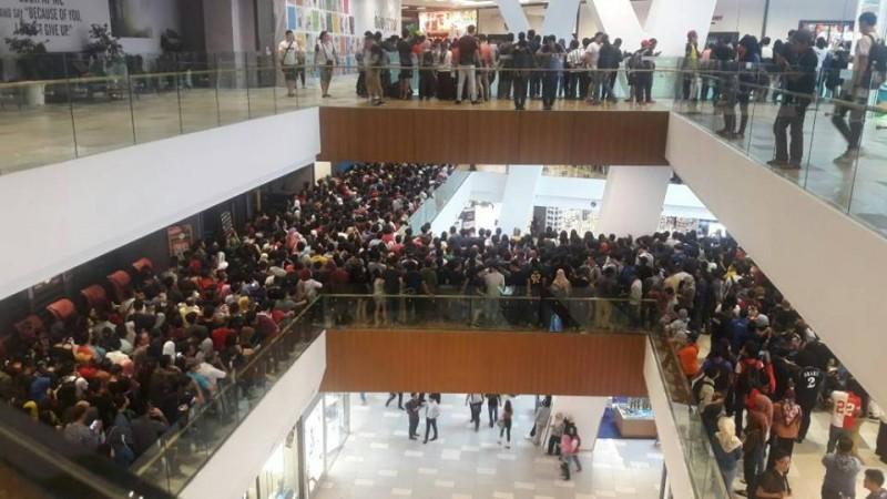 The mob at Switch, an authorized Apple retailer in Malaysia Mob at Apple retailer in Malaysia