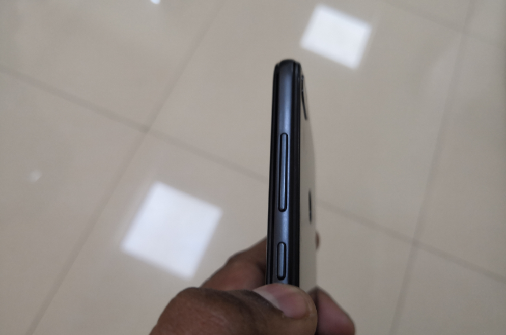 Honor 9 Lite comes with Volume rocker and the power button placed one above the other on the right side edge Honor 9 Lite, review, screen, design, camera