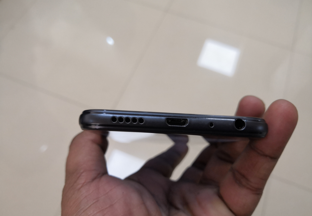Honor 9 Lite houses single-grille speaker on the left, a microUSB port in the middle and a 3.5mm audio jack on the left at the base edge Huawei, Honor 9 lite, review, display, design,camera