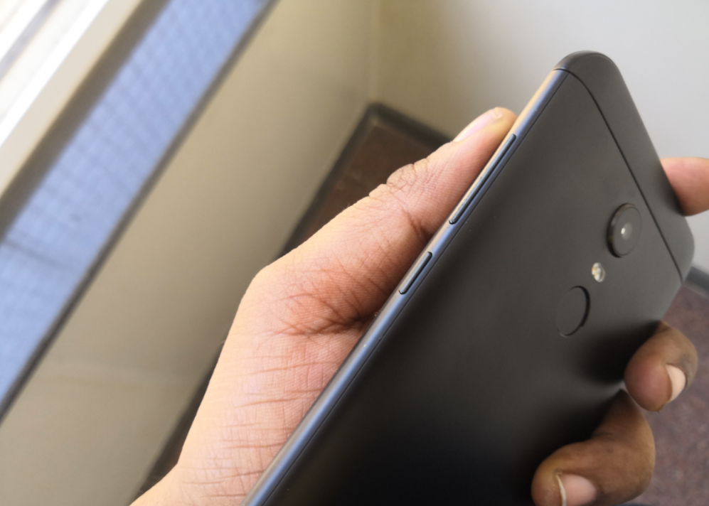 Xiaomi Redmi Note 5 houses volume rockers and the power button placed one above the other Xiaomi, Redmi Note 5, review, camera, design, display