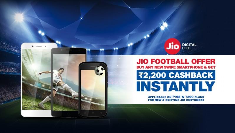 Users can get an instant cashback of up to Rs. 2200 in the form of vouchers with the Jio Football offer. Jio Football offer