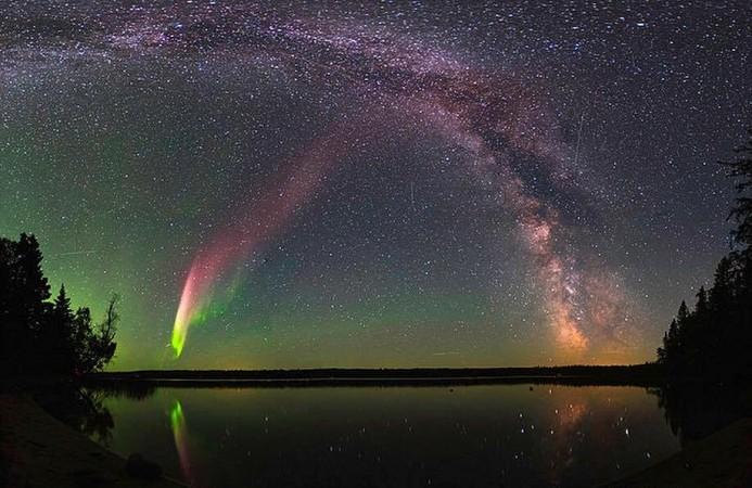 The unusual phenomenon of Aurora Steve captured by citizen scientists. The unusual phenomenon of Aurora Steve captured by citizen scientists.