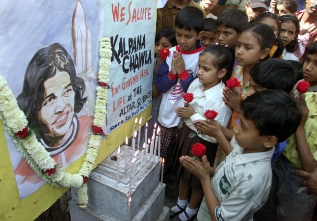 Children pay their respect to Kalpana Chawla kalpana chawla