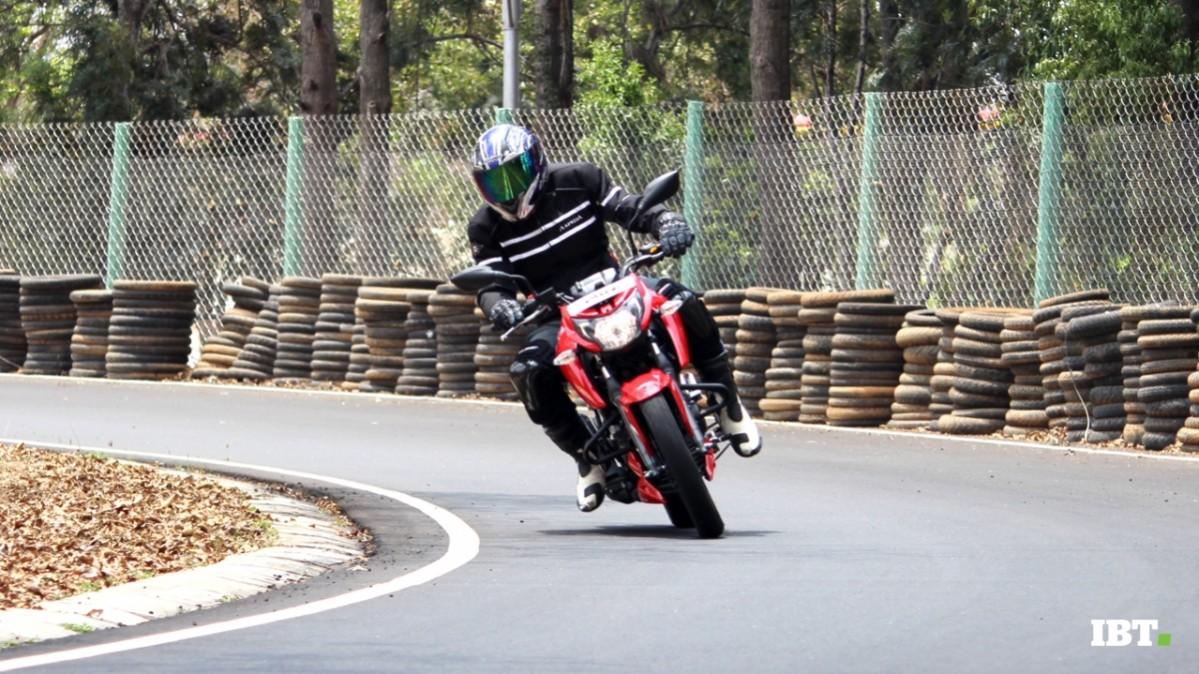 The Apache RTR 200 4V's motor is rev-happy and the bike touches the three-figure speeds at ease. TVS Apache RTR 160 4V