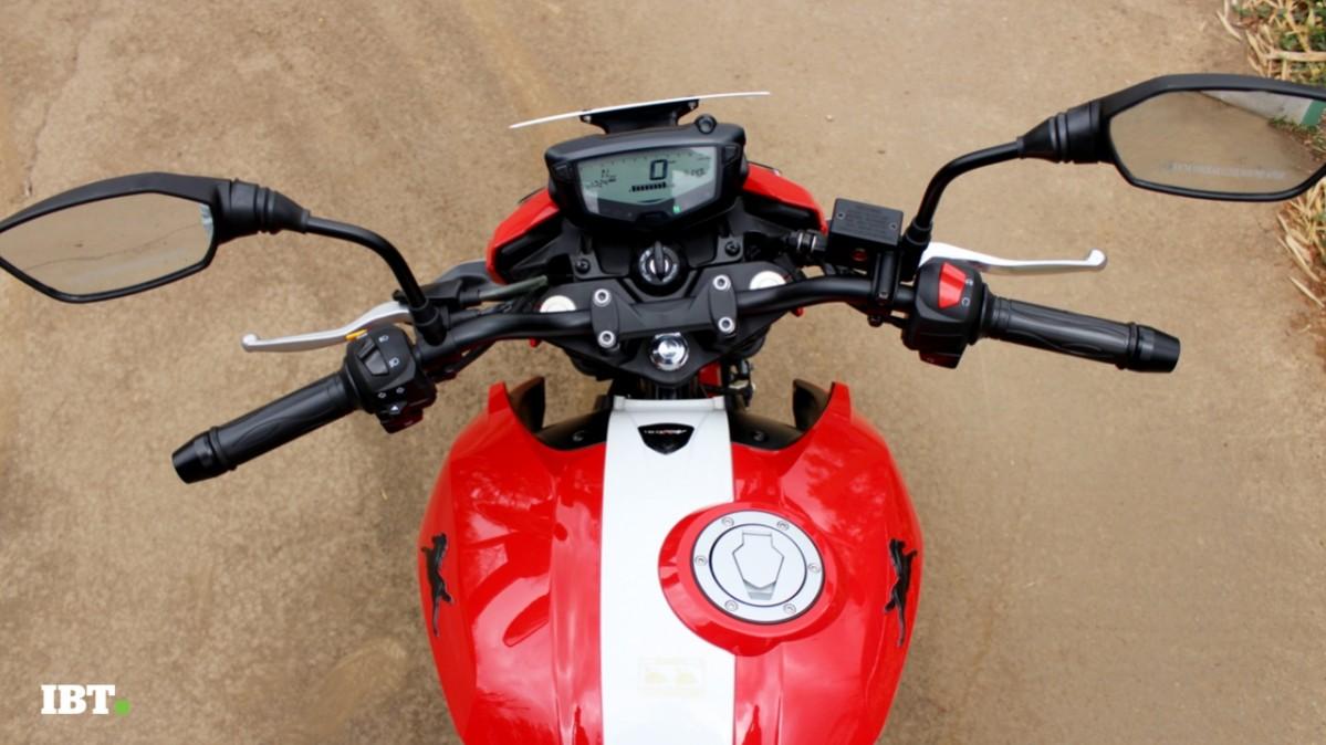 Instead of the clip-on handlebar, the Apache RTR 160 4V gets regular flat handlebar. TVS Apache RTR 160 4V