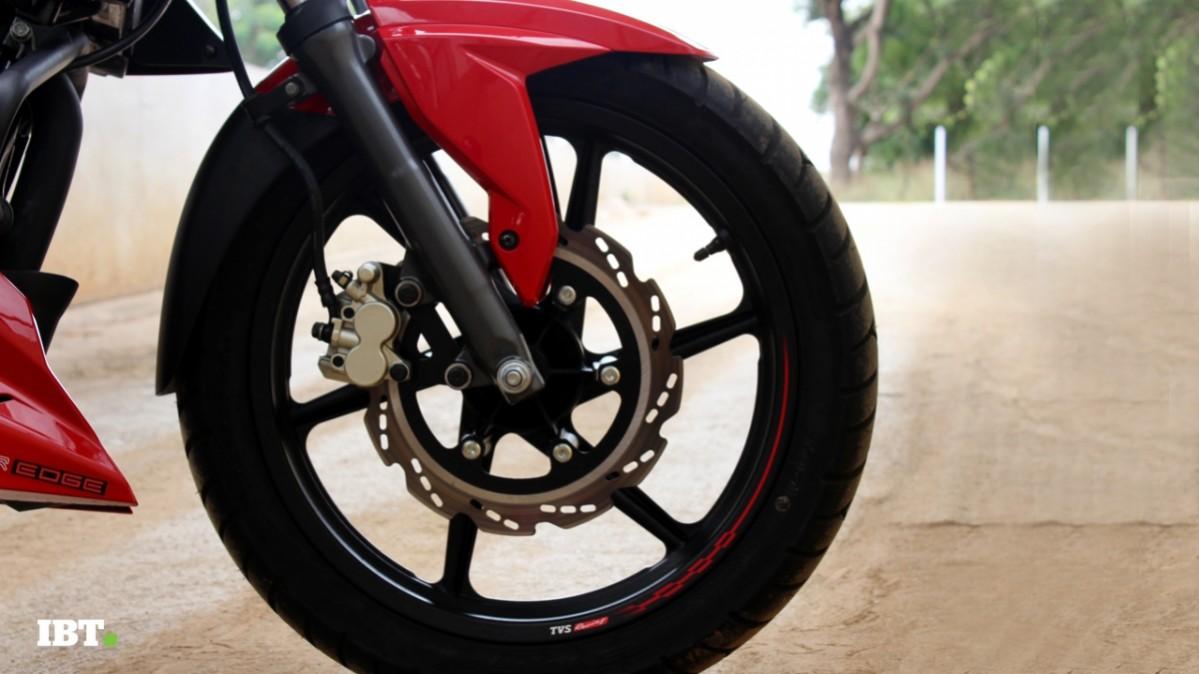 Disc brakes are offered on both wheels while there is no ABS even as an option. TVS Apache RTR 160 4V