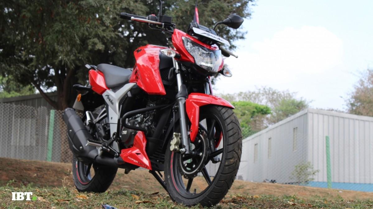 The boomerang-styled DRLs will definitely catch the attention. TVS Apache RTR 160 4V
