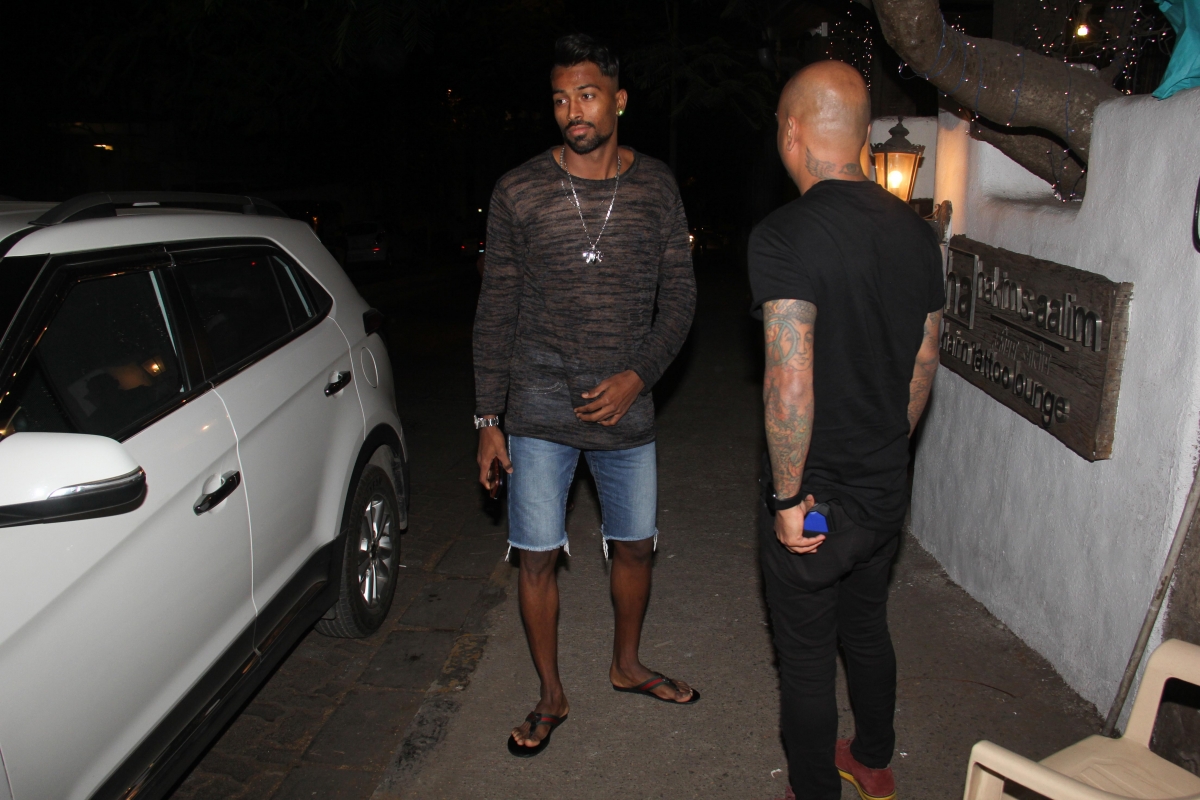 Elli Avram tried to hide face from cameras when spotted with Hardik Pandya