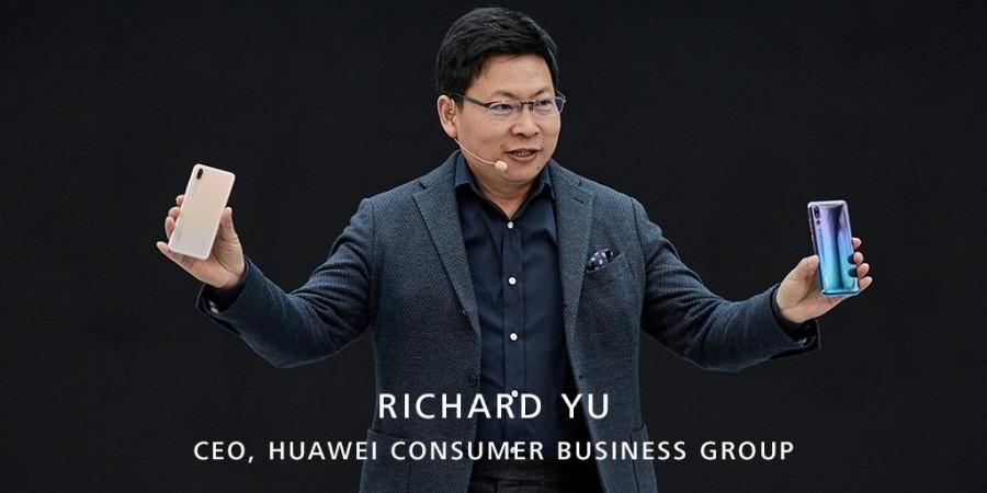 Huawei Consumer Business CEO Richard Yu showing the P20 and P20 Pro at launch