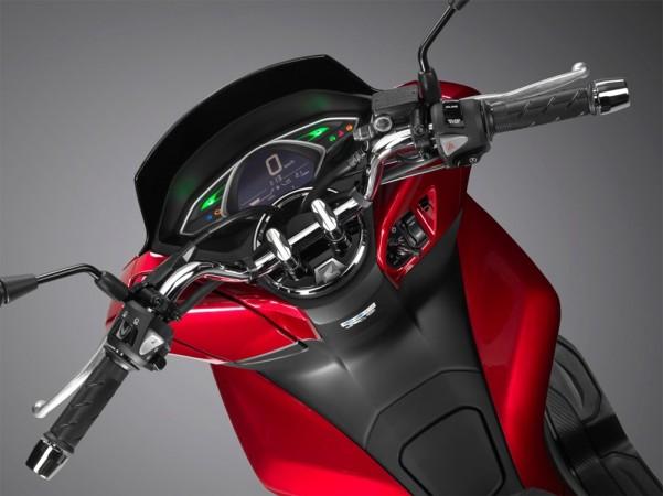 2018 Honda PCX125's LCD instrument console with blue back lit 2018 Honda PCX125