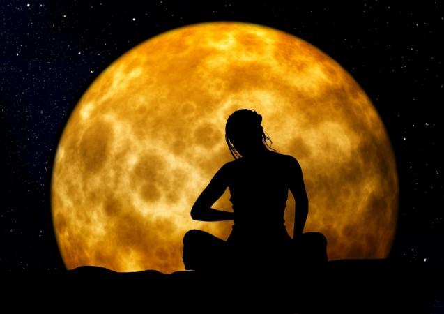 Full moon meditation: 7 yoga poses to make the most of it - IBTimes India