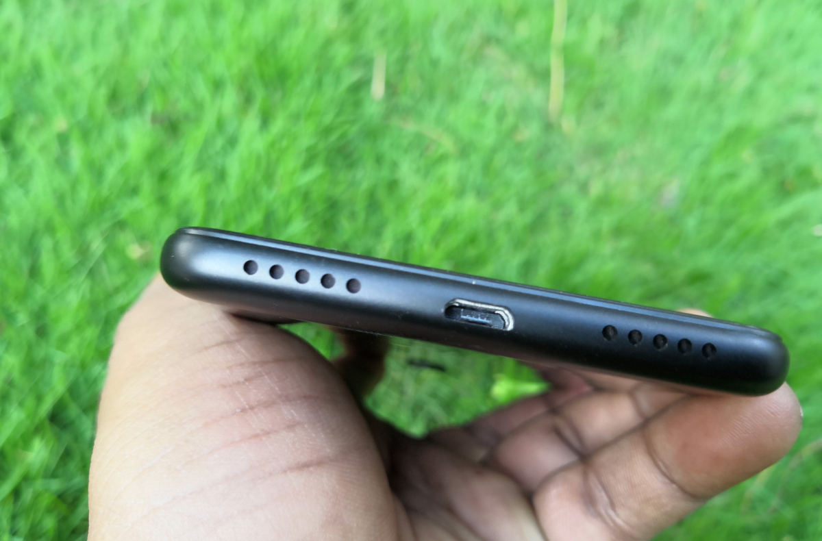 Xiaomi Redmi 5's base side comes with two grille speakers with micro USB port in the middle Xiaomi, Redmi 5, review, performance, battery, design, camera