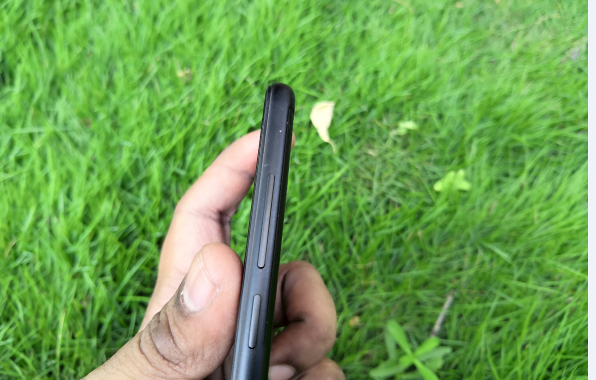 Xiaomi Redmi 5 feature volume rockers and power button one top of the other on the left side of the edge. Xiaomi, Redmi 5, review, performance, battery, design, camera