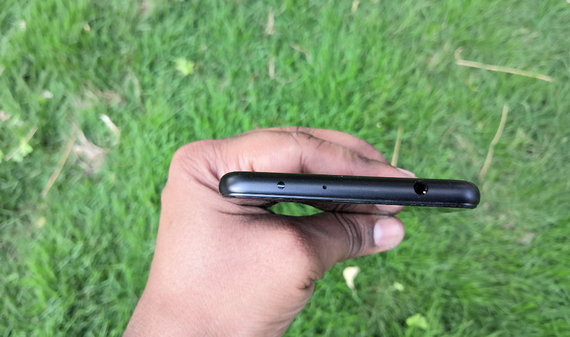 Xiaomi Redmi 5 features 3.5mm audio jack, IR (InfraRed) sensor for TV control and a mic on top. Xiaomi, Redmi 5, review, performance, battery, design, camera