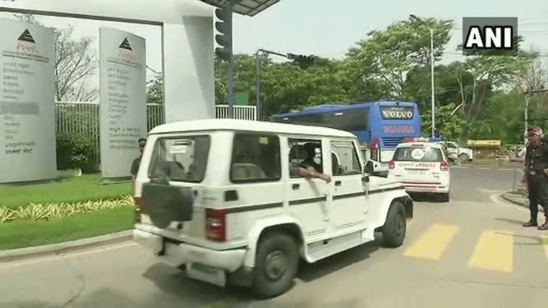 Congress MLAs enroute to Vidhana Soudha Congress MLAs enroute to Vidhana Soudha