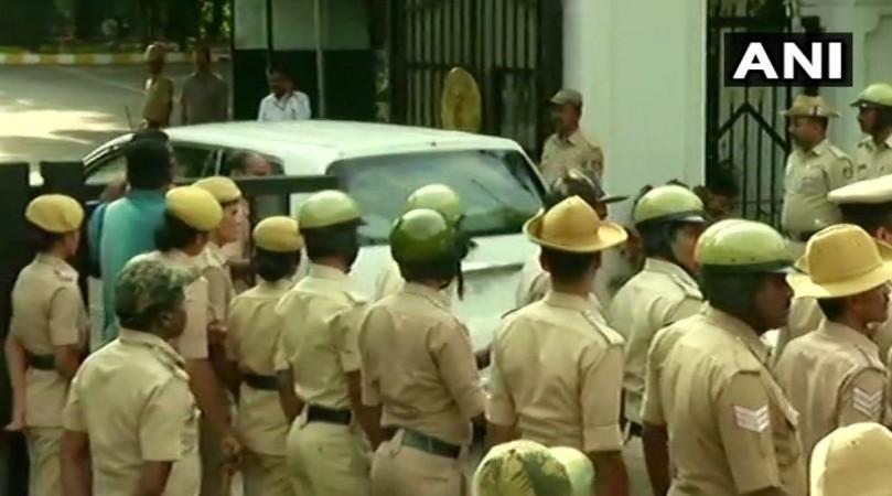Yeddyurappa reaches Raj Bhavan. yeddyurappa