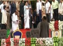 Mamata Banerjee reprimanding DIG Neelamani Raju at the oath-taking ceremony of Karnataka's new Chief Minister HD Kumaraswamy