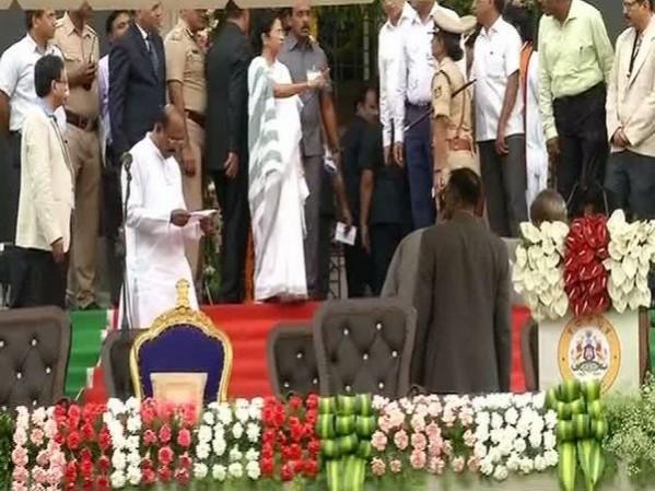 Mamata Banerjee reprimanding DIG Neelamani Raju at the oath-taking ceremony of Karnataka's new Chief Minister HD Kumaraswamy Mamata Banerjee reprimanding DIG Neelamani Raju at the oath-taking ceremony of Karnataka's new Chief Minister HD Kumaraswamy