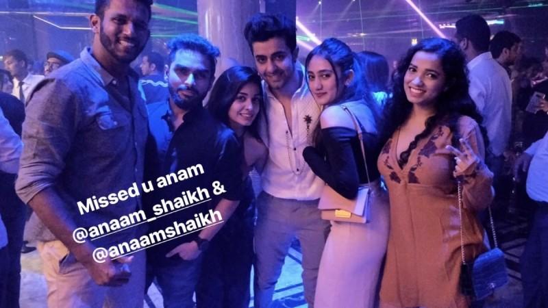 Divya Agarwal, Paras Babbar with friends Divya Agarwal, Paras Babbar