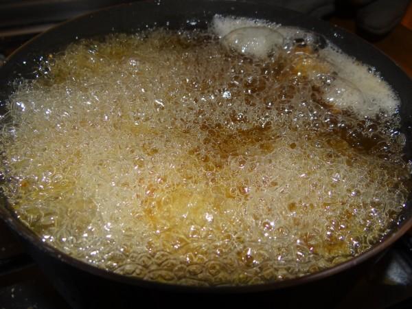 Woman dipped teenager's hand into hot oil over suspected romance with husband. (Representational Image) hot oil