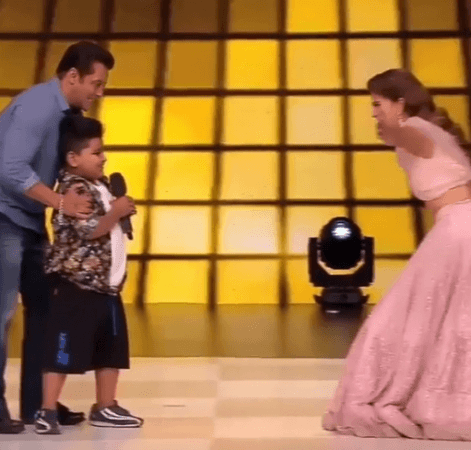 Salman Khan slammed for forcing kid to hug Jacqueline Fernandez Salman Khan slammed for forcing kid to hug Jacqueline Fernandez