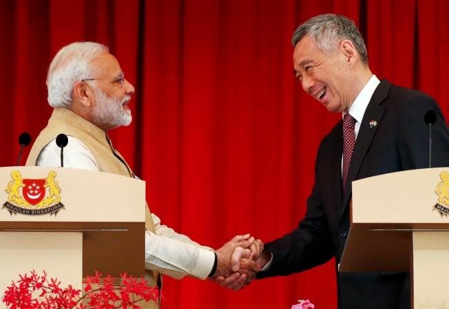 Hindistan Başbakanı Narendra Modi 1 Haziran 2018'de Singapur'daki Istana'da Singapur Başbakanı Lee Hsien Loong ile el sıkıştı. REUTERS / Edgar Su