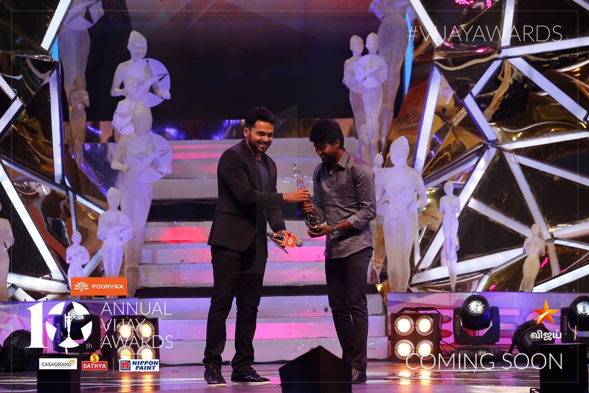 Soori receiving Best Comedian Award from Karthi. Vijay Awards 2018: Winners List