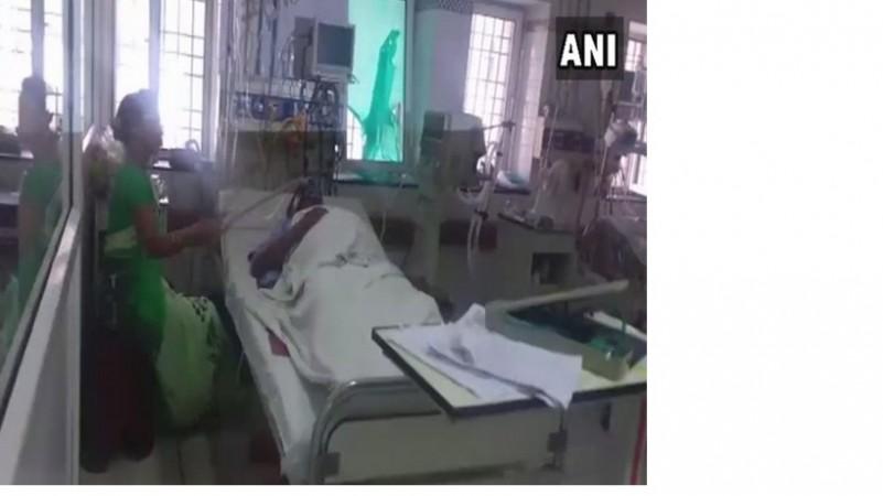 Patients at the ICU being cooled by hand fans after the AC failed at the hospital. Kanpur Hospital Deaths
