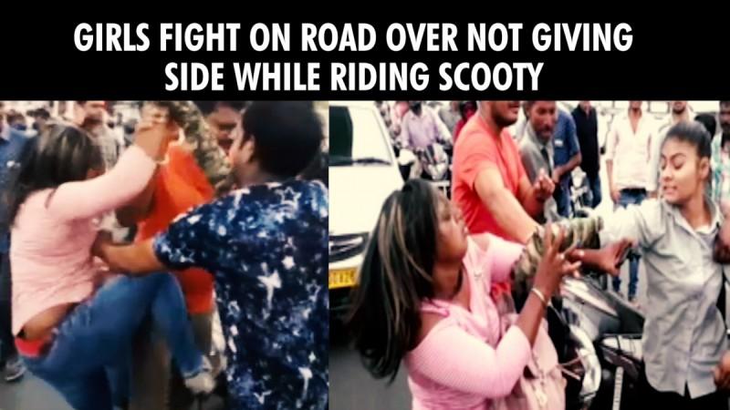 Two teenage girls fighting on Jaipur road Teenage girls fighting