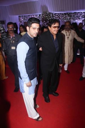 Zayed Khan with his Father at Baba Siddique's Iftaar Party Zayed Khan with his Father at Baba Siddique's Iftaar Party