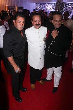 Salman Khan at Baba Siddiqui's Iftaar Party Salman Khan at Baba Siddiqui's Iftaar Party