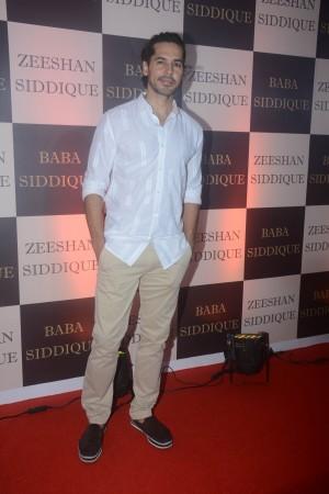Dino Morea at Baba Siddiqui's Iftaar Party Dino Morea at Baba Siddiqui's Iftaar Party