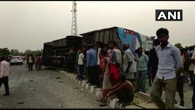 17 people died in bus accident in Uttar Pradesh. bus accident UP
