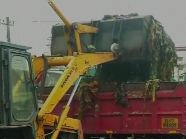 Garbage being removed from Ernakulam market Garbage being removed from Ernakulam market
