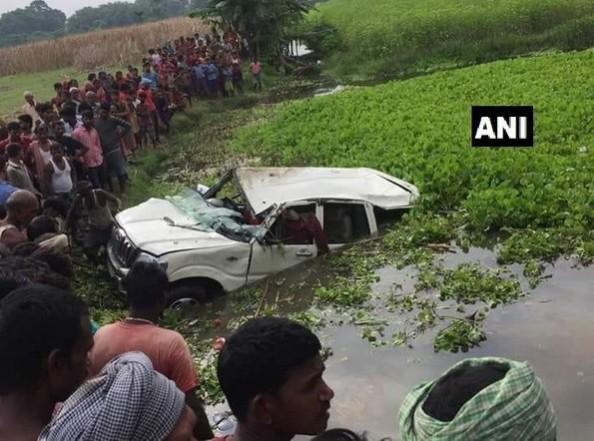 Bihar car accident leads to the death of 5 children. Visuals from the spot. Bihar car accident leads to the death of 5 children