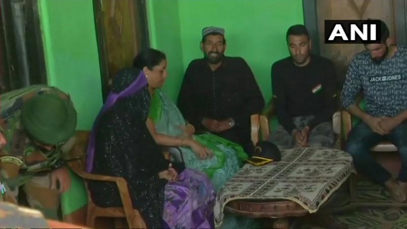 Aurangzeb an inspiration, says Niramala Sitharaman after meeting slain ...