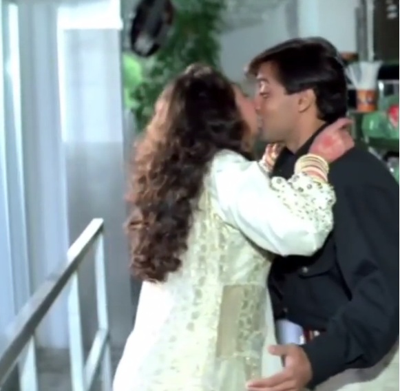 Salman Khan Karisma Kapoor S Lip Kissing Scene From Old Movie Shocks Fans [video] Ibtimes India