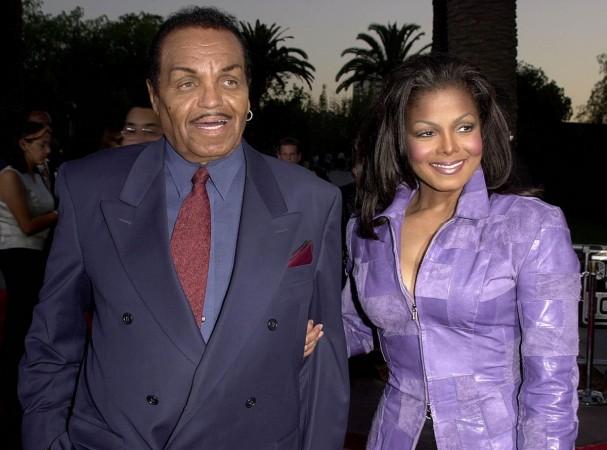 US actress and singer Janet Jackson (R) arrives at the premiere of her new film ' Nutty Professor II' with her father Joe Jackson (L), in Universal City, CA 24 July 2000. Joe Jackson