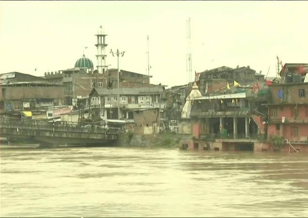 Jammu and Kashmir has received heavy rainfall, due to which the Amarnath yatra has been suspended Kashmir floods