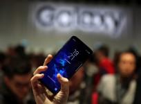 A hostess shows up Samsung's new S9