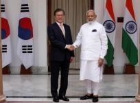 Moon Jae-in shakes hands with Narendra Modi