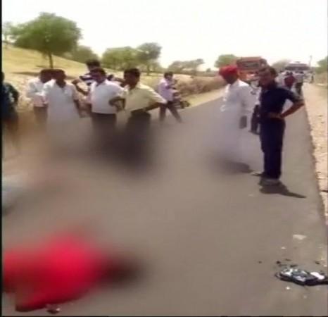 Passers-bye look at accident victims in Rajasthan. Barmer road accident