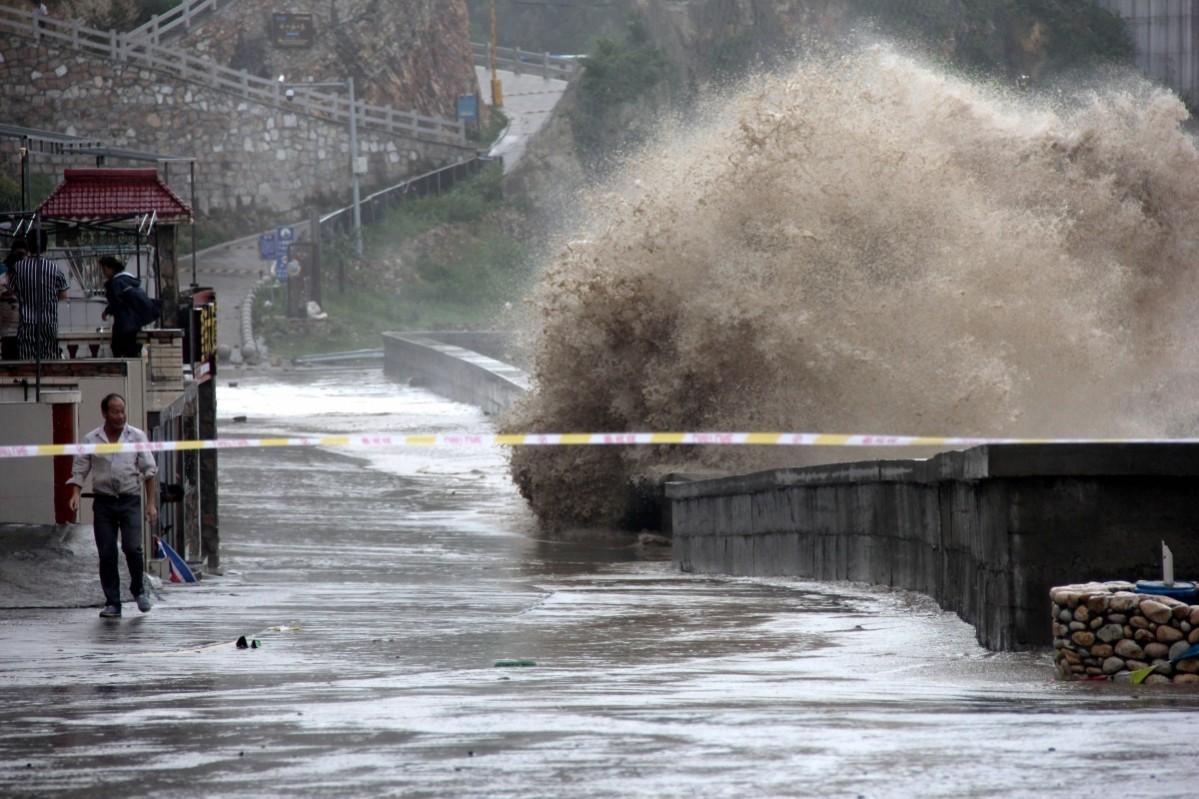 Typhoon Maria batters the coast near Wenling, east China's Zhejiang province Typhoon Maria