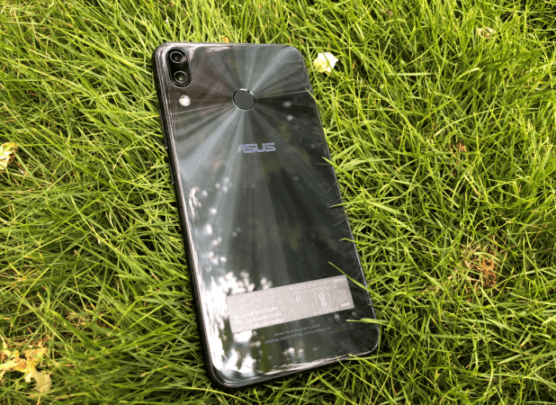 Asus Zenfone 5Z comes with metal-shell with glass cover on the top. Asus, Zenfone 5z, review, hands-on, India, launch, price, specs