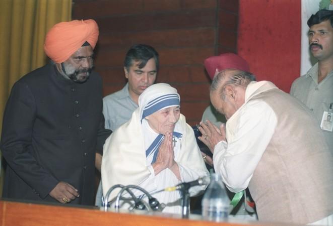 Mother Teresa greets Indian Prime Minister P.V. Narasima Rao (R) after she received the Mother Theresa