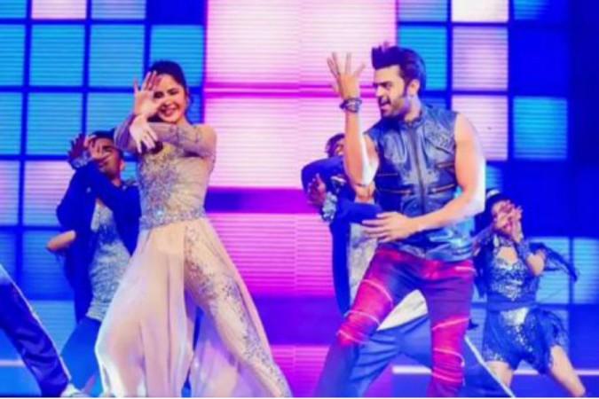 Maniesh Paul shaking legs with Katrina Kaif at Da-Bangg Tour Maniesh Paul shaking legs with Katrina Kaif at Da-Bangg Tour