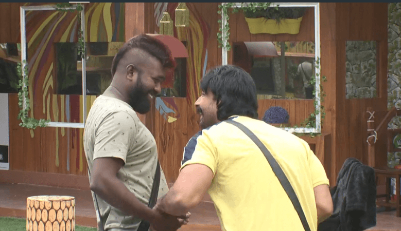 Roll Rida and Amit are seen having so much fun while they plan for the next scene. Amit and Roll Rida planning for the upcoming task.