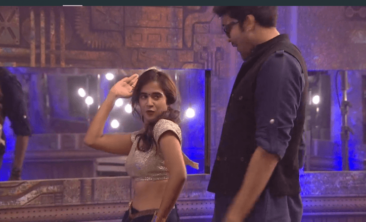 Deepti Sunaina and Samrat perform for the mass item song -- Ringa Ringa -- choreographed by Tejaswi Madivada. Deepti Sunaina and Samrat perform for an item song