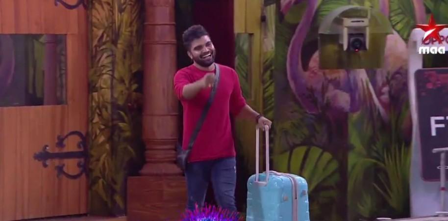 Pradeep Machineni entering Bigg Boss Telugu 2 house Pradeep Machineni entering Bigg Boss Telugu 2 house