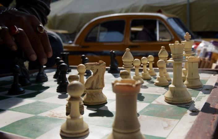 Indian commuters play chess
